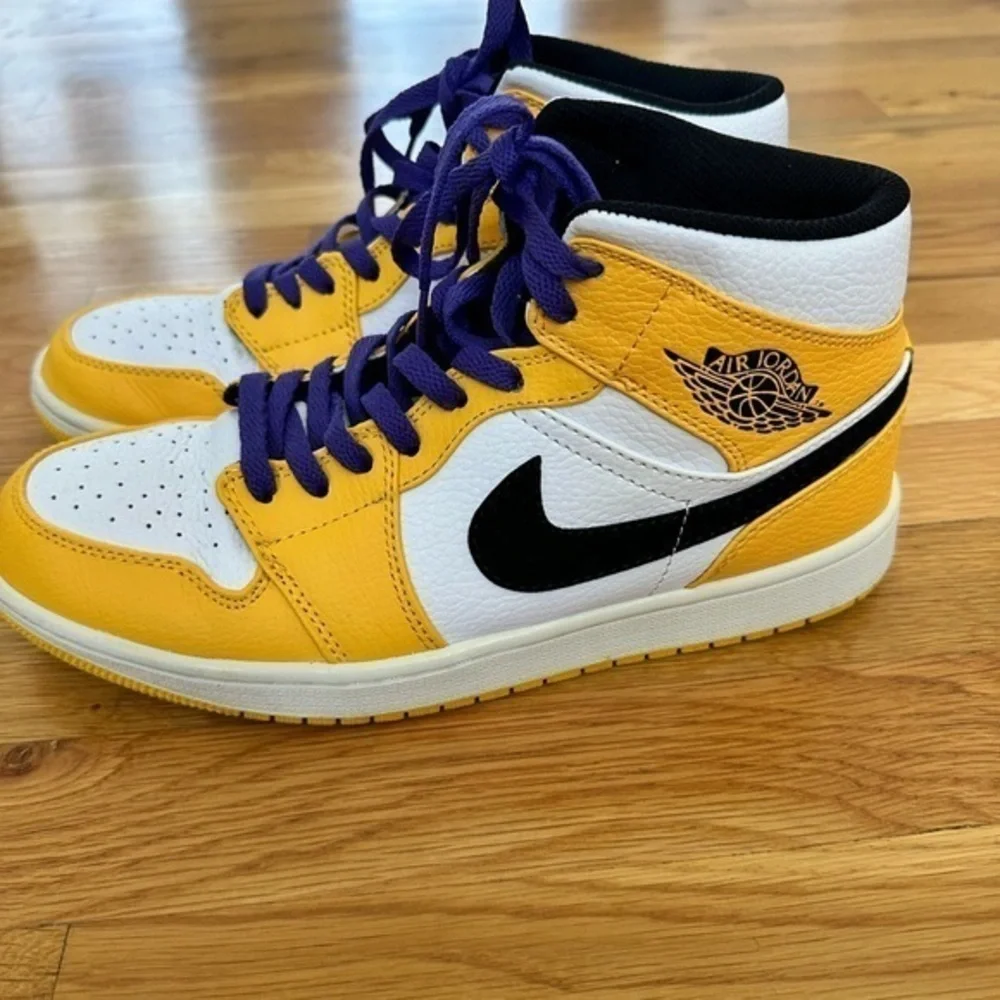 Size‎ 9.5 - Air Jordan 1 Mid Lakers.  LOOK BRAND NEW.  AUTHENTIC GUARANTEED